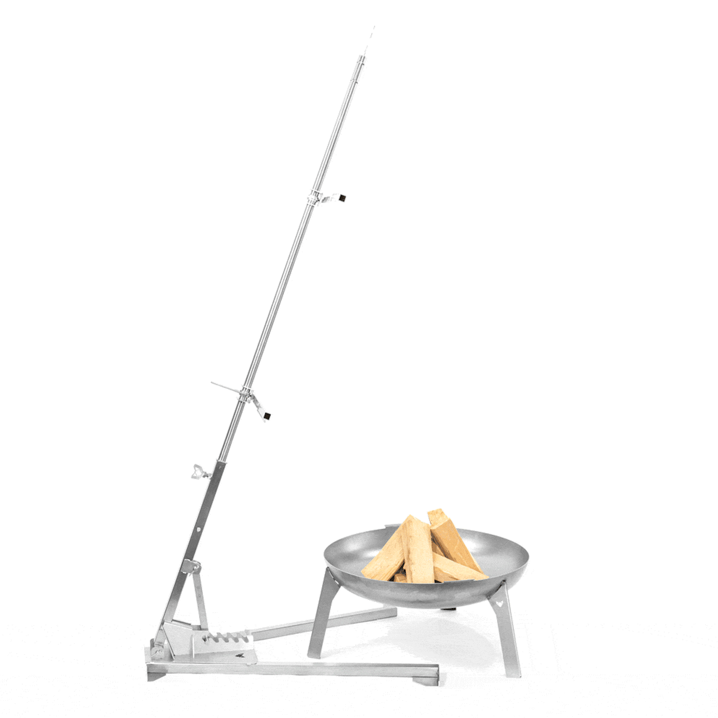 Freisteller vom FENNEK Asado Kreuz neben der FENNEK Feuerstelle 3Pod