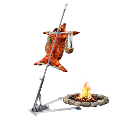 Freisteller vom FENNEK Asado Kreuz aus hochwertigem Edelstahl - am Kreuz ist ein saftiges Spanferkel befestigt. Das ist das Hauptziel des Asado Kreuzes: Spanferkel und Rinderrücken grillen - richtig großes Grillgut über dem offenen Feuer zuzubereiten. Diese Tradition kommt aus Argentinien. Neben dem Spanferkel hängen 2 Ananas sowie ein Label "Made in Germany" - das zeigt, dass dieses Asadokreuz in Deutschland hergestellt wird Vor dem Asado ist eine Grillstelle mit einem schönen Lagerfeuer zu sehen.