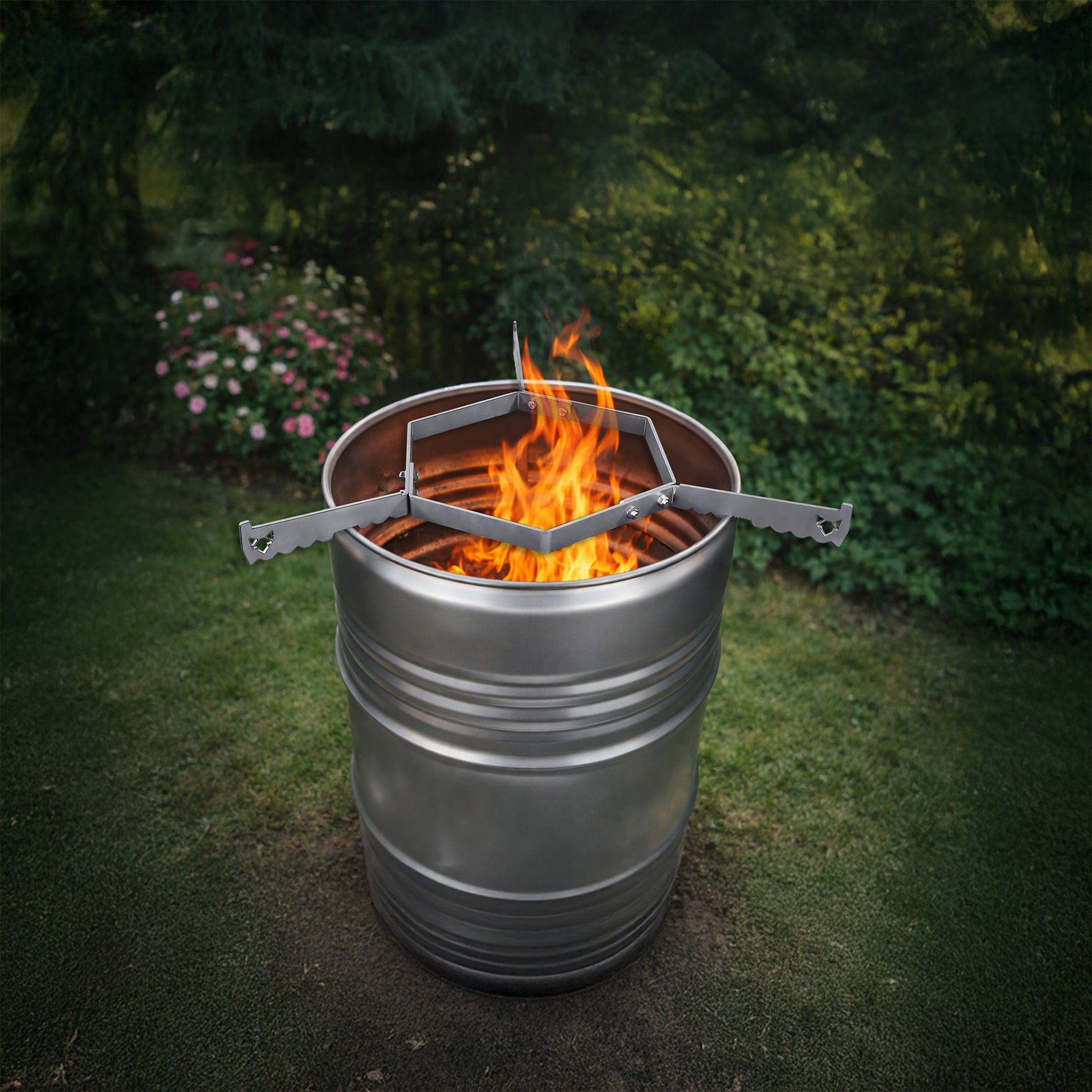 Bild zeigt die FENNEK Auflageleiste für Feuerplatten Ø 80 cm auf der Feuertonne. Die Tonne steht in einem schönen Garten. Die FENNEK Auflageleiste ist die perfekte Ergänzung für deine Feuerplatte und bietet einen stabilen und sicheren Halt. Die massive Stahlkonstruktion ist außerdem Made in Germany.