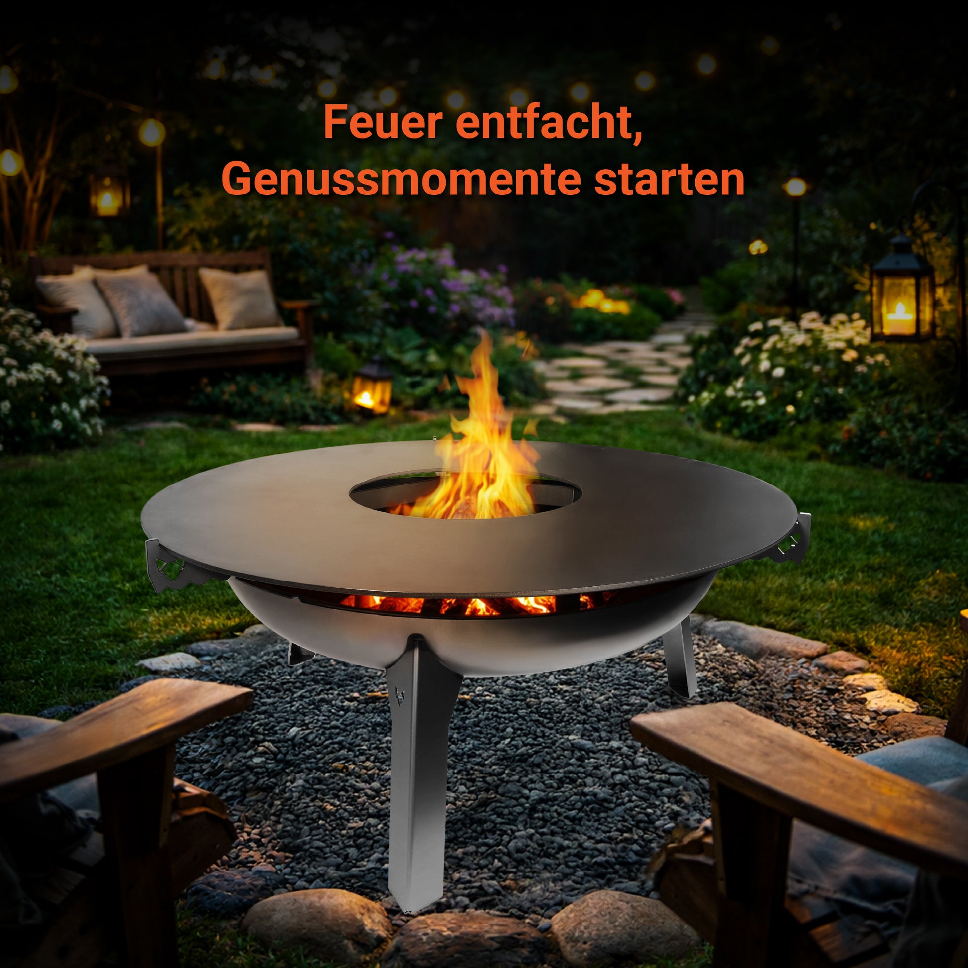 Die FENNEK Auflageleiste für Feuerplatten Ø 96 liegt auf der FENNEK Feuerschale 3Pod mit der passenden FENNEK Feuerplatte Ø 96. Die Feuerschale steht auf einem Kiesbett in einem schönen Garten bei gemütlichem Abendlicht. Sobald das Feuer entfacht ist, können die Genussmomente starten.