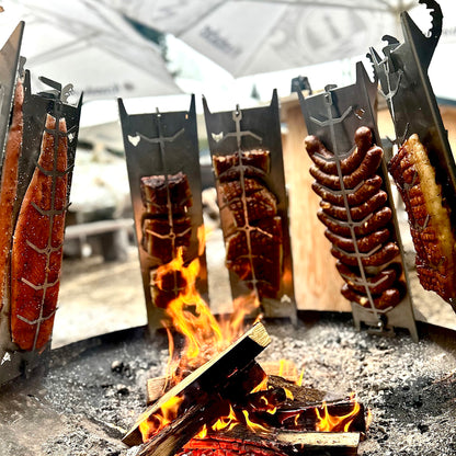 Lachsbretter in Aktion: Mit Lachs, Spareribs, Würstchen, Steak. Alles ist möglich mit dem Lachshalter. 