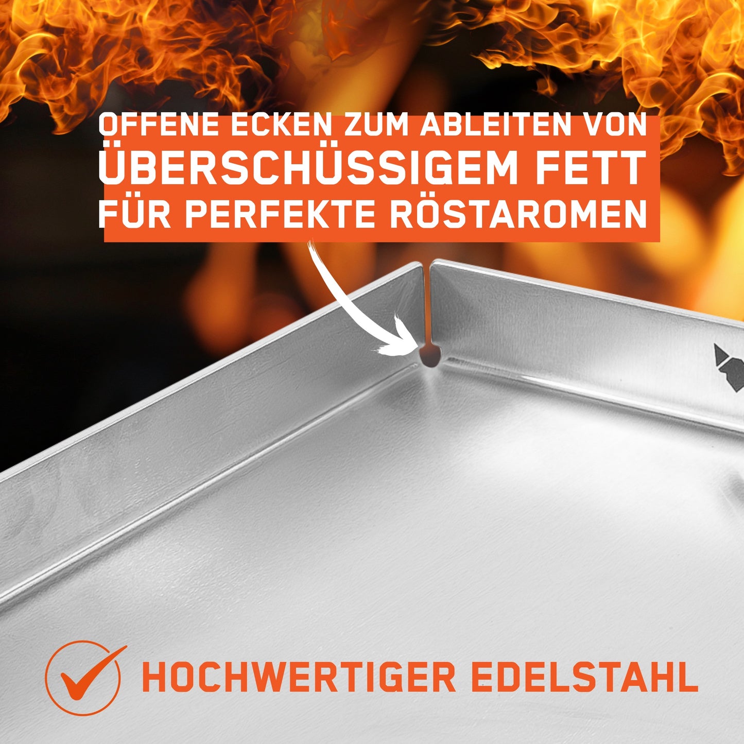 Bild zeigt eine Detailaufnahme der  FENNEK Plancha 40 x 30 cm ohne Vorderkante. Der Fokus liegt dabei auf den offenen Ecken, die perfekt zum Ableiten von überschüssigem Fett sind - perfekt für Röstaromen. Die Plancha besteht zu 100% aus hochwertigem und lebensmittelechtem Edelstahl.