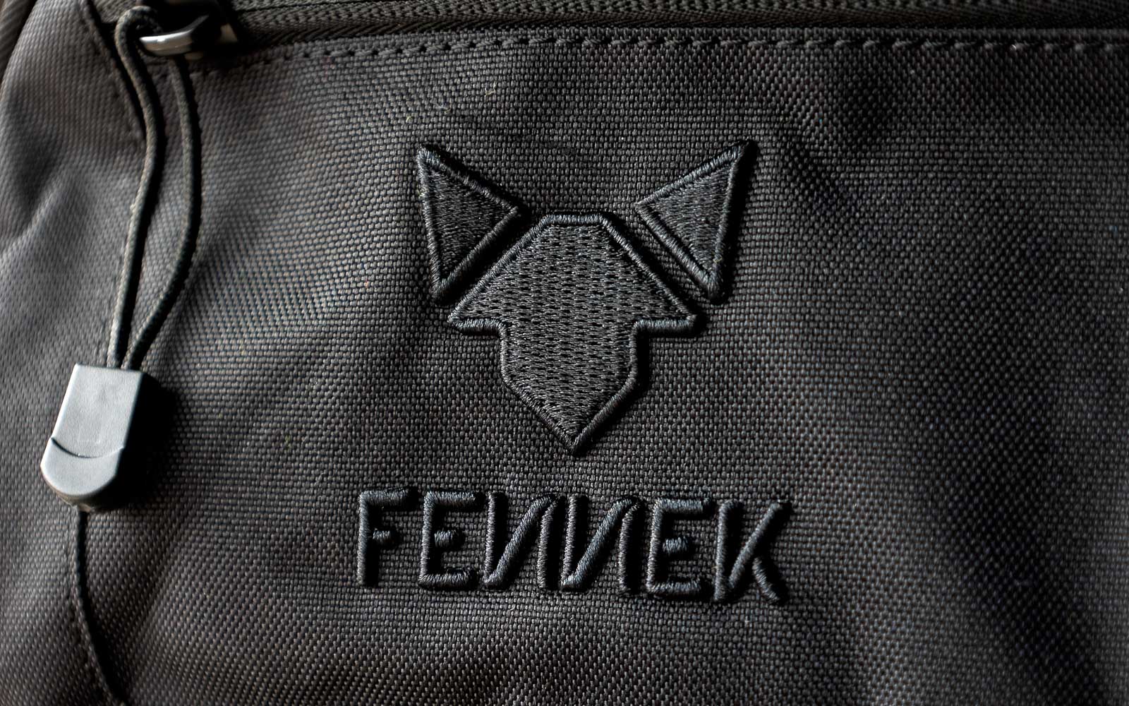 Nahe Sicht auf das hochwertig gestickte Logo FENNEK beim Backpack One2explore.