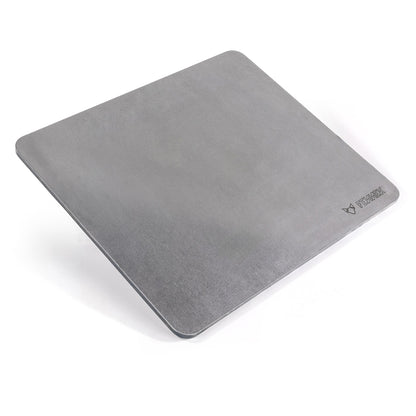 Freisteller vom FENNEK Backstahl mit den Abmessungen 38 x 33 cm (L x B). Seitliche Ansicht mit Blick von oben, damit man den gravierten FENNEK Schriftzug unten rechts in der Ecke erkennen kann.