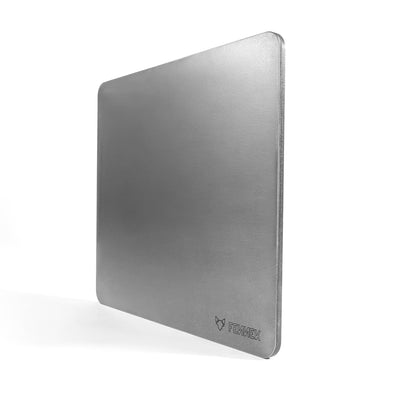 Freisteller vom FENNEK Backstahl mit den Abmessungen 38 x 33 cm (L x B). Der Backstahl steht aufrecht und seitlich, damit man die Dicke des Materials erkennen kann, nämlich 8 mm Materialstärke.