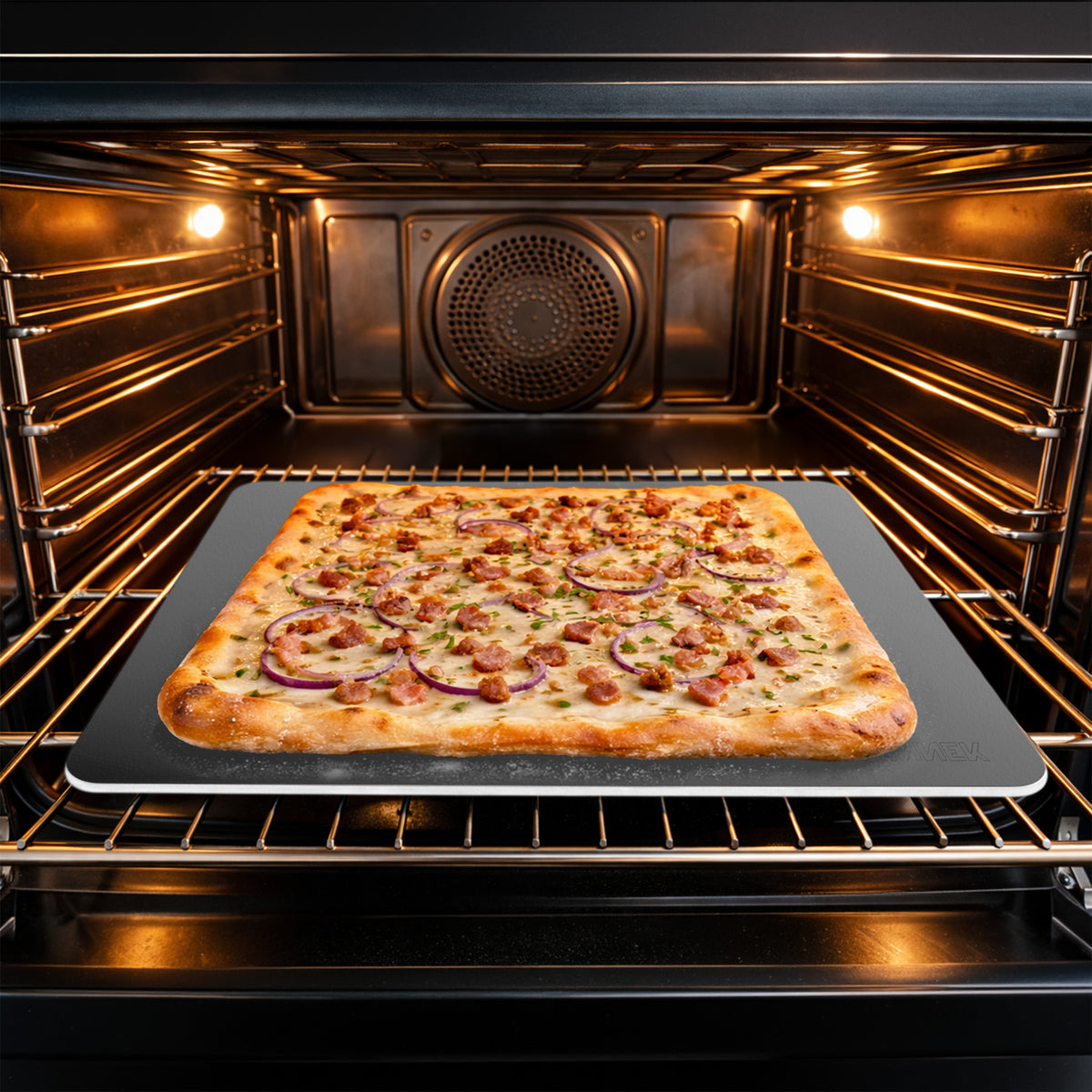 Der FENNEK Backstahl ist nicht nur perfekt für Pizza und Brote geeignet, sondern auch vielfältig für z.B. Flammkuchen geeignet. Mit dem FENNEK Backstahl erzielst du Backergebnisse wie ein Profi: direkte Wärmeübertragung und krosse Krusten.