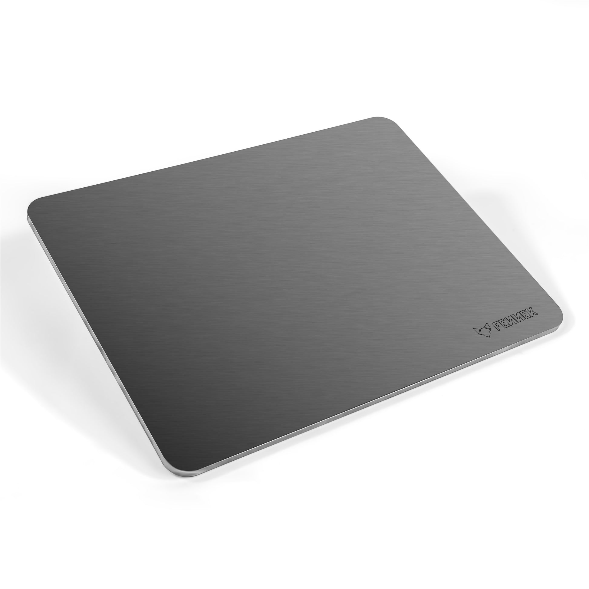 Freisteller vom FENNEK Backstahl mit den Abmessungen 40 x 30 cm (L x B). Seitliche Ansicht mit Blick von oben, damit man den gravierten FENNEK Schriftzug unten rechts in der Ecke erkennen kann.