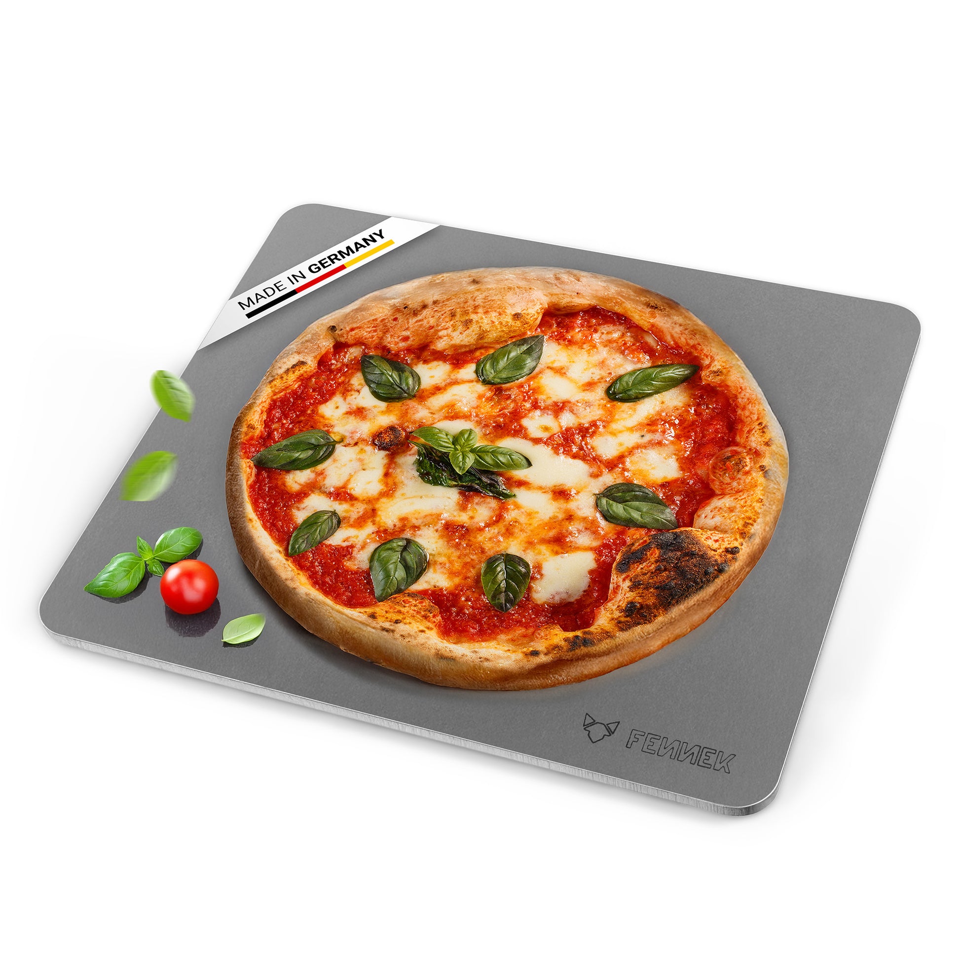 Titelbild vom FENNEK Backstahl mit den Abmessungen 38 x 33 cm (L x B). Zu sehen ist eine Pizza Margherita, die auf dem Backstahl gebacken wurde. Oben links an der Ecke des Backstahls verdeutlicht eine Banderole, dass der FENNEK Backstahl Made in Germany ist. 
