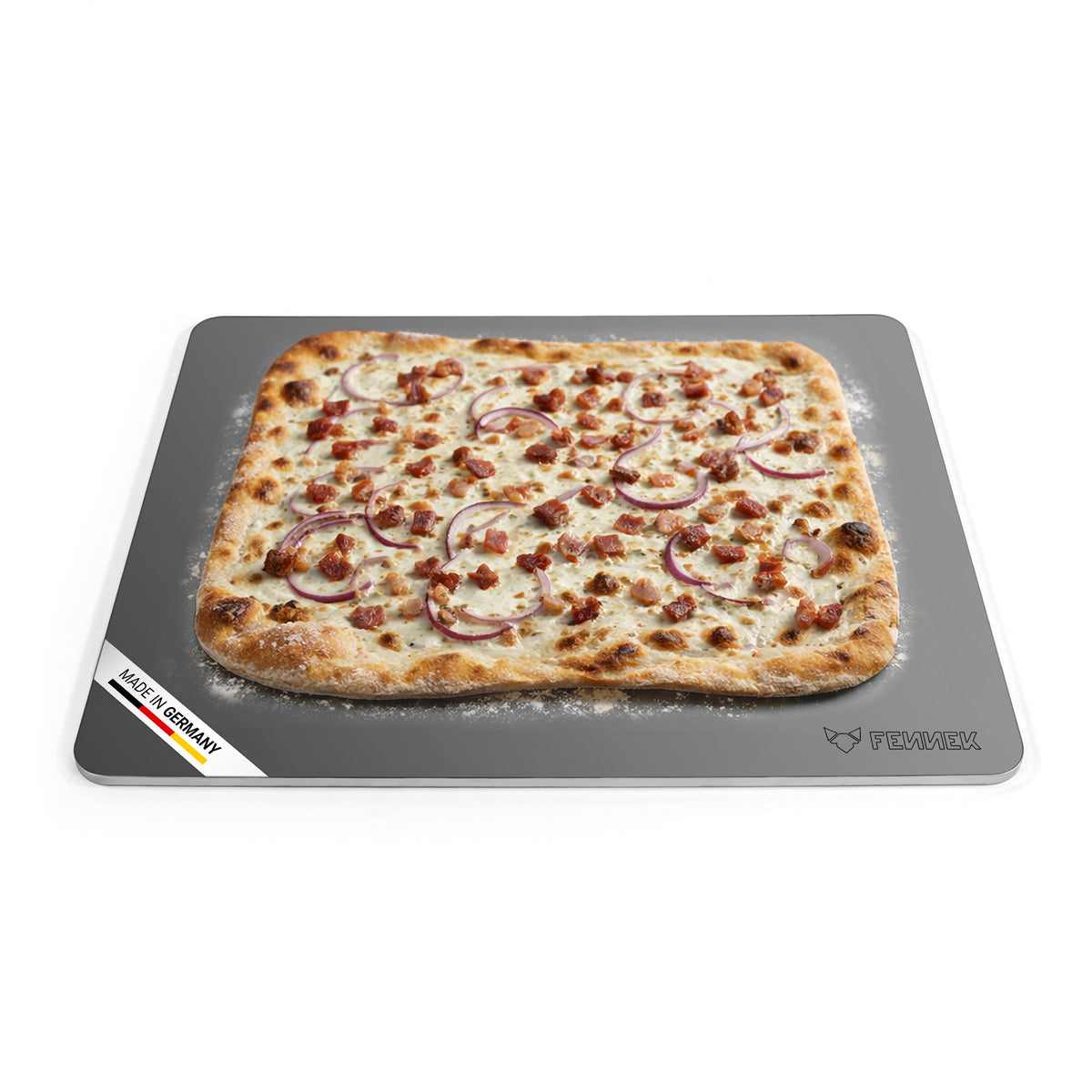 Titelbild vom FENNEK Backstahl mit den Abmessungen 46 x 38 (L x B). Zu sehen ist ein klassischer Flammkuchen, der auf dem Backstahl gebacken wurde. Unten links an der Ecke des Backstahls verdeutlicht eine Banderole, dass der FENNEK Backstahl Made in Germany ist. 