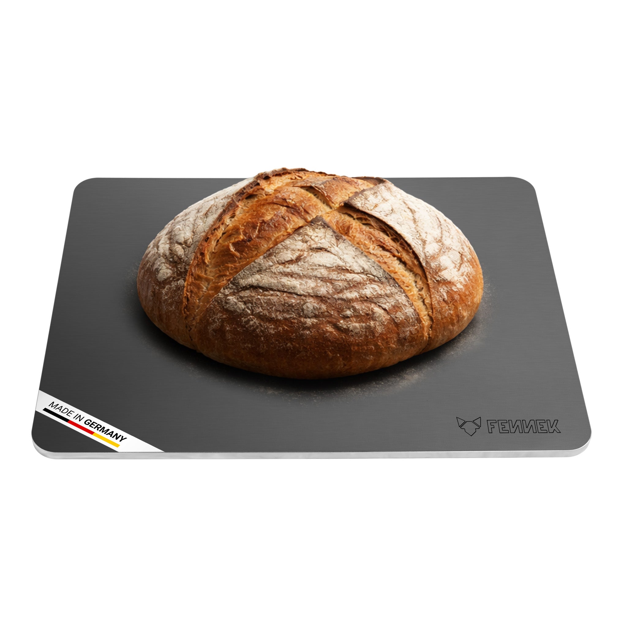 Titelbild vom FENNEK Backstahl. Zu sehen ist ein schönes Leib Brot, welches auf dem Backstahl gebacken wurde. Unten links an der Ecke des Backstahls verdeutlicht eine Banderole, dass der FENNEK Backstahl Made in Germany ist. 