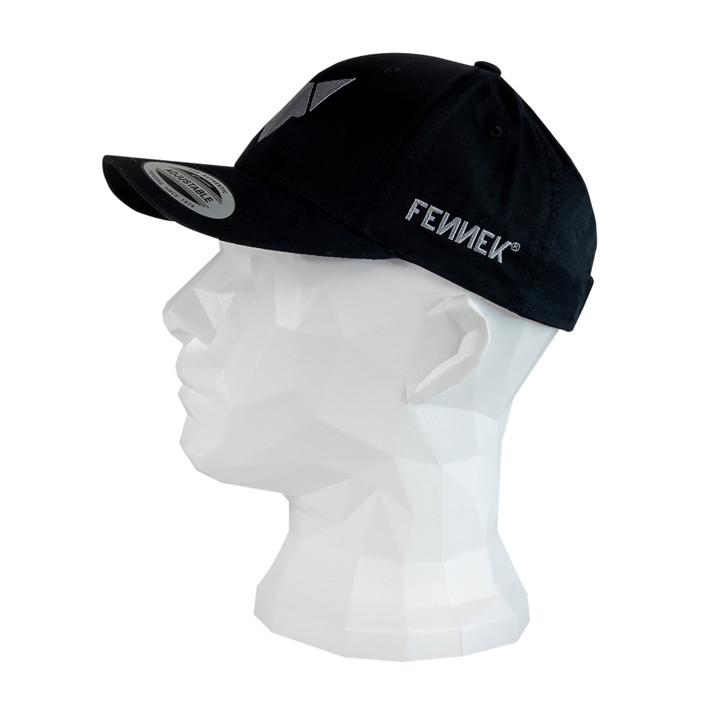 Freisteller der FENNEK Basecap. Auf einem Puppenkopf in Szene gesetzt, welcher zur Seite gedreht ist.