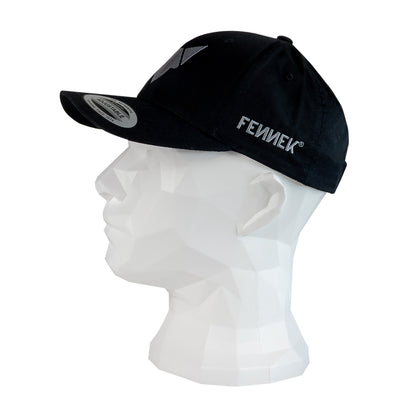 Freisteller der FENNEK Basecap. Auf einem Puppenkopf in Szene gesetzt, welcher zur Seite gedreht ist.