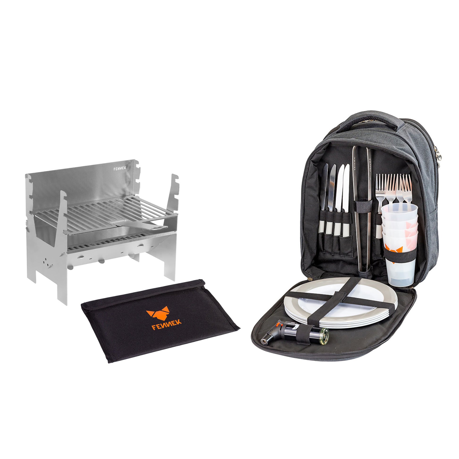 Freisteller vom FENNEK Light mit seiner dazugehörigen Tasche. Daneben ist der nach vorne geöffnete FENNEK Backpack. Im Inneren sind ein Besteckset, eine Grillzange, Mehrwegbecher, Teller und das FENNEK Jet Feuerzeug zu sehen.