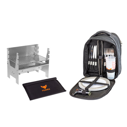 Freisteller vom FENNEK Light mit seiner dazugehörigen Tasche. Daneben ist der nach vorne geöffnete FENNEK Backpack. Im Inneren sind ein Besteckset, eine Grillzange, Mehrwegbecher, Teller und das FENNEK Jet Feuerzeug zu sehen.