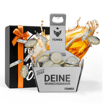 Titelbild vom FENNEK Flaschenöffner Captain Cork mit Korb. Dieser ist das ideale Geschenk, da er nicht nur mit einer edlen Geschenkverpackung kommt, sondern man kann ihn auch individuell gravieren lassen. Einfach Bild, Text oder Logo hochladen und schon bekommst du deinen ganz individuellen Flaschenöffner - natürlich made in Germany.
