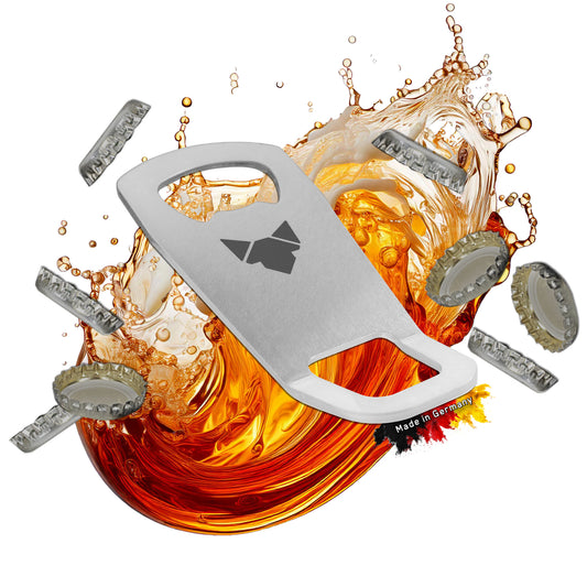 Titelbild vom FENNEK Captain Cork Magnetisch Mobil. Im Hintergrund sieht man fließendes Bier und umherfliegende Kronkorken. Made in Germany