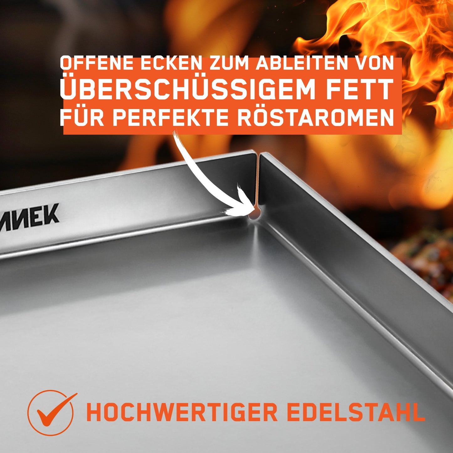 Detailaufnahme der Ecke von der FENNEK Plancha für Enders Boston Pro 4 vor einem Flammenhintergrund. Ein weißer Pfeil markiert die offene Ecke, welche das Ableiten von Fett ermöglicht, um die Bildung von Röstaromen beim Grillen zu optimieren.