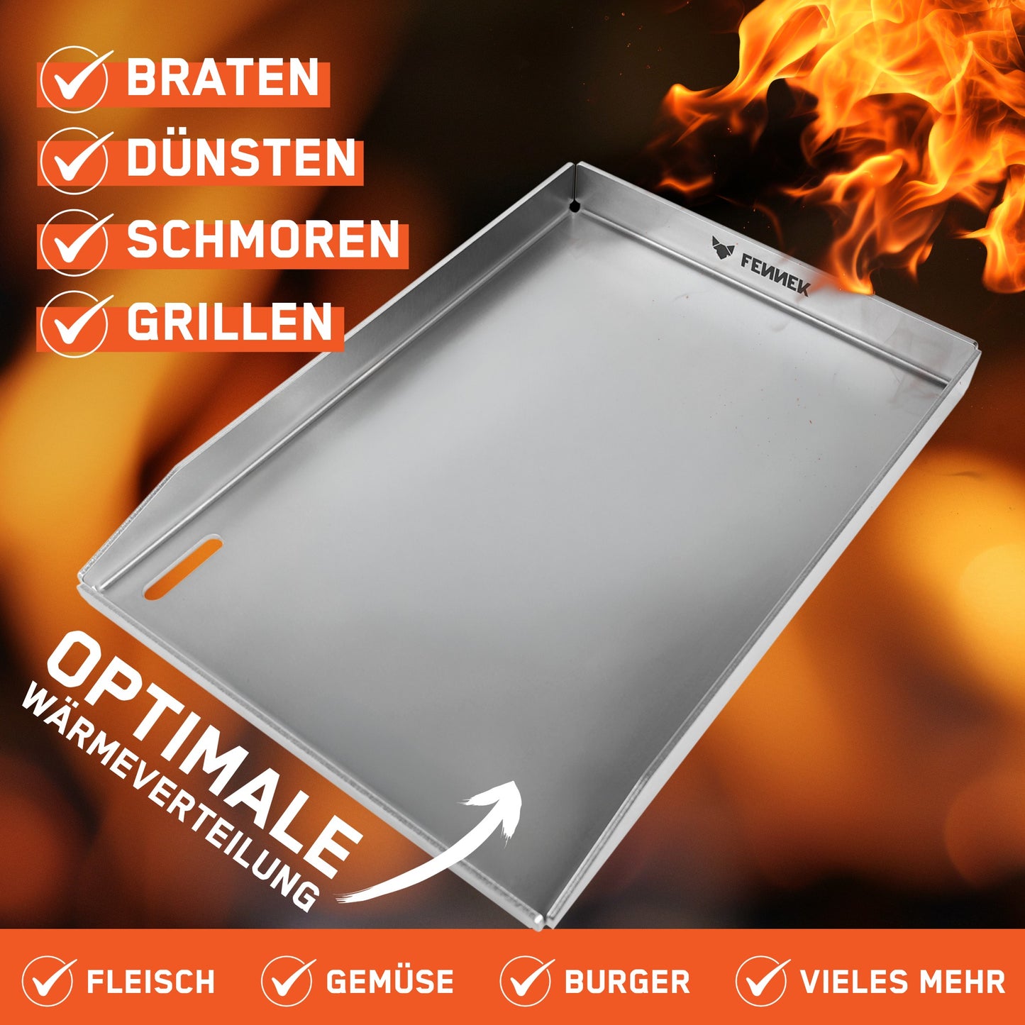 Bild zeigt die FENNEK Plancha 43 x 30 cm vor einem lodernden Flammenhintergrund. Die Infografik hebt die vielseitigen Funktionen Braten, Dünsten, Schmoren und Grillen hervor. Ein weißer Pfeil deutet auf die Fläche der Grillplatte mit dem Text „Optimale Wärmeverteilung“. Am unteren Rand werden Einsatzmöglichkeiten für Fleisch, Gemüse, Burger und vieles mehr aufgelistet.