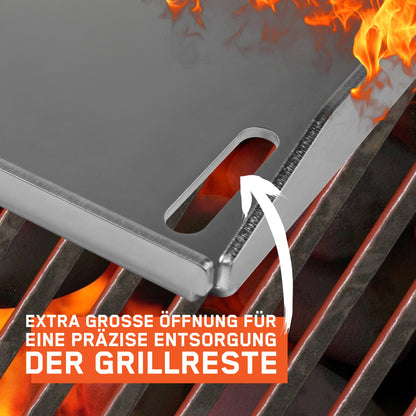 Nahaufnahme einer FENNEK Edelstahl-Plancha auf einem brennenden Grill. Ein weißer Pfeil markiert die extra große Öffnung in der Ecke der Platte. Die extra große Öffnung ermöglicht eine präzise Entsorgung der Grillreste.