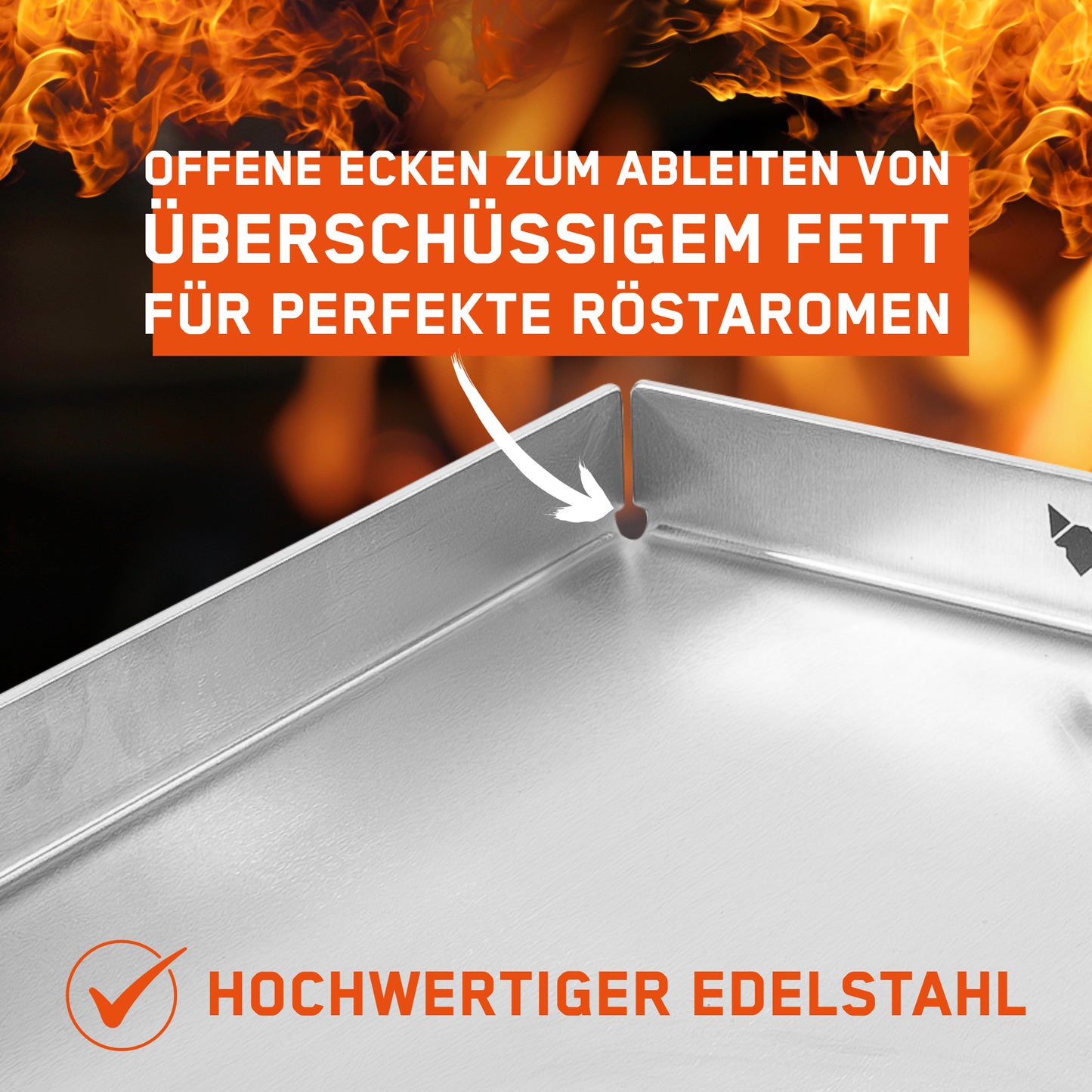 Bild zeigt eine Detailaufnahme der FENNEK Plancha 40 x 30 cm mit Vorderkante und Ablaufloch. Der Fokus liegt dabei auf den offenen Ecken, die perfekt zum Ableiten von überschüssigem Fett sind - perfekt für Röstaromen. Die Plancha besteht zu 100% aus hochwertigem und lebensmittelechtem Edelstahl. 