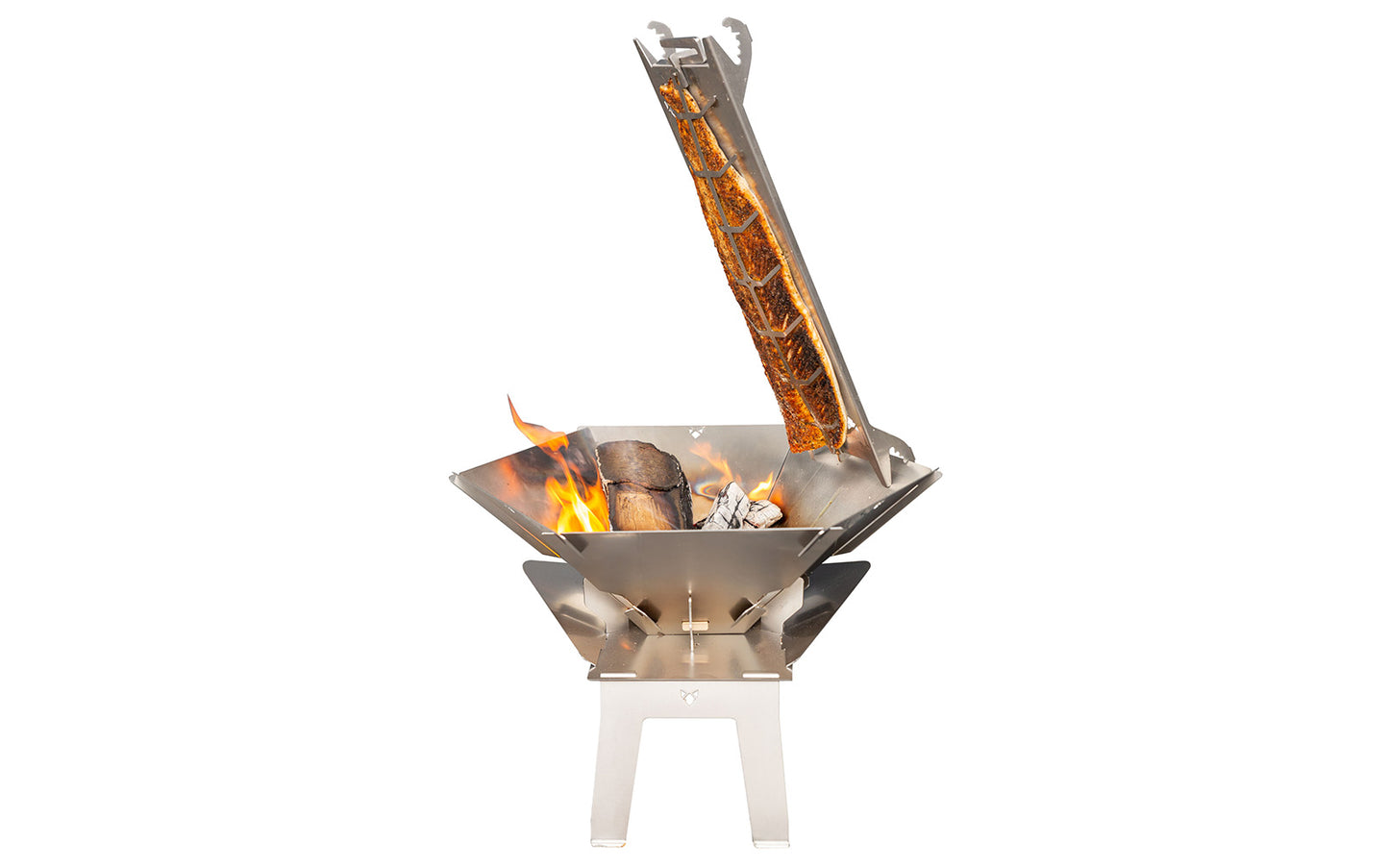 Edelstahl Flammlachshalter mit Lachs an einer mobilen Edelstahl-Feuerschale in der Feuer brennt und die auf einer Edelstahl-Erhöhung befestigt wurde vor weißem Hintergrund.