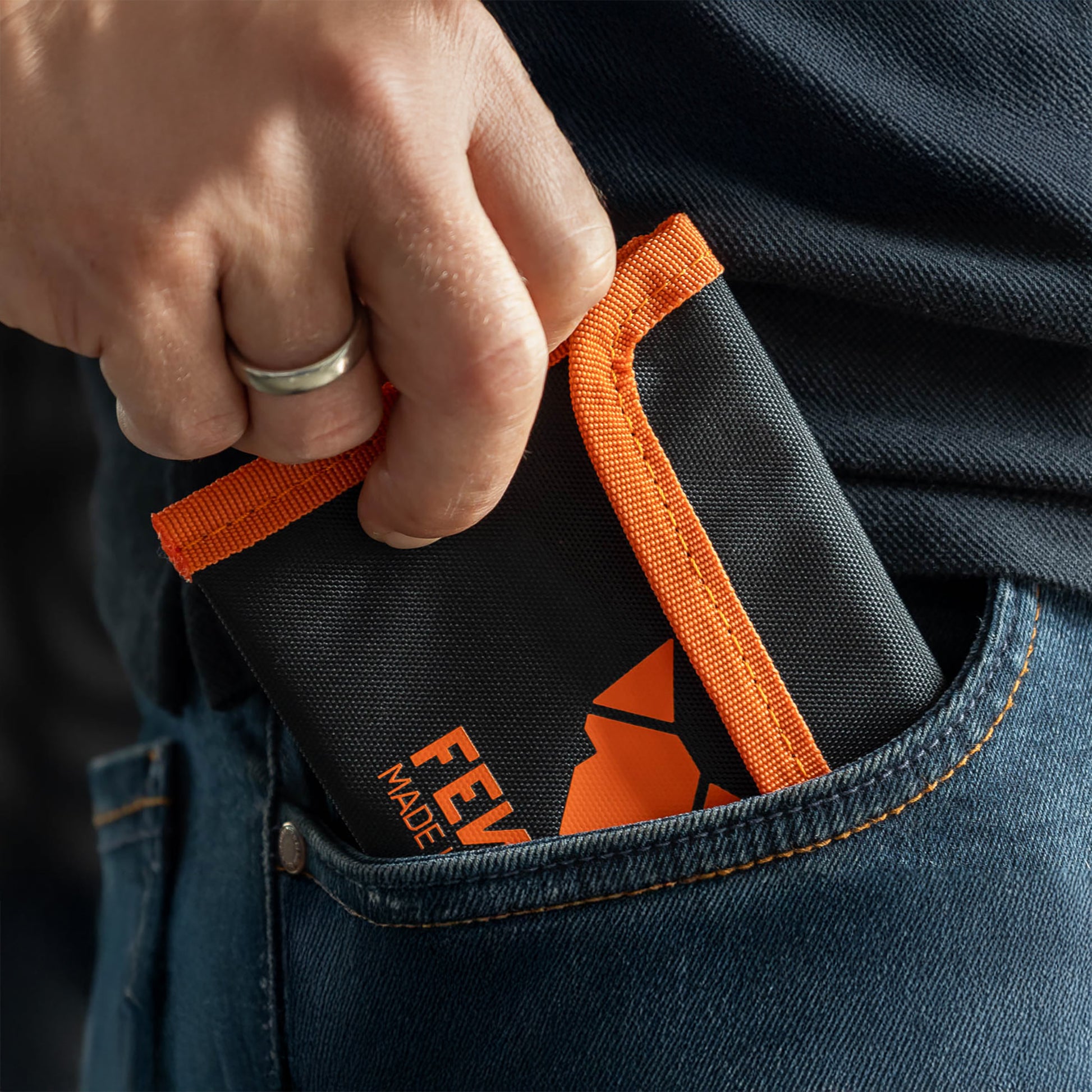 Hobo Solo Edelstahl in Tasche, der aus Hosentasche gezogen wird