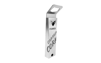 Freisteller vom FENNEK Faschenöffner Captain Cork - Magnet vor weißem Hintergrund. Eingraviert ist der Schriftzug Captain Cork und FENNEK. Das FENNEK-Logo ist aus dem Edelstahl geschnitten.