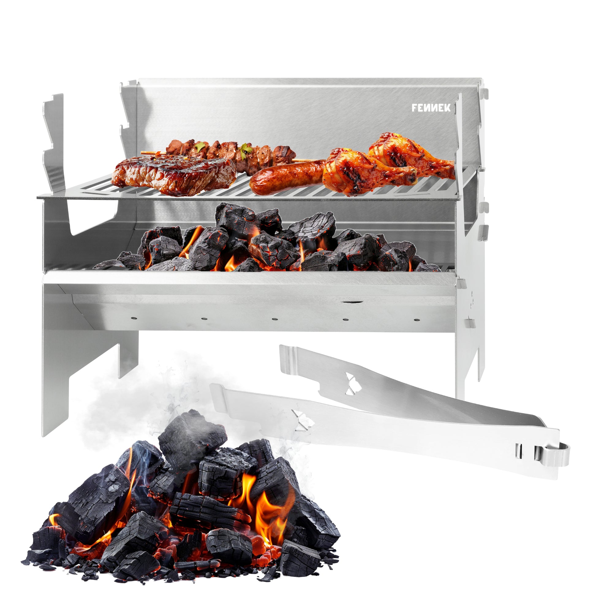Freisteller des FENNEK 2.0. Im Grill liegt glühende Kohle, auf dem Rost befindet sich ein saftiges Steak, ein Spieß und Würste. Vor dem Grill liegt Glut. Die Grillzange liegt auf dem Boden.