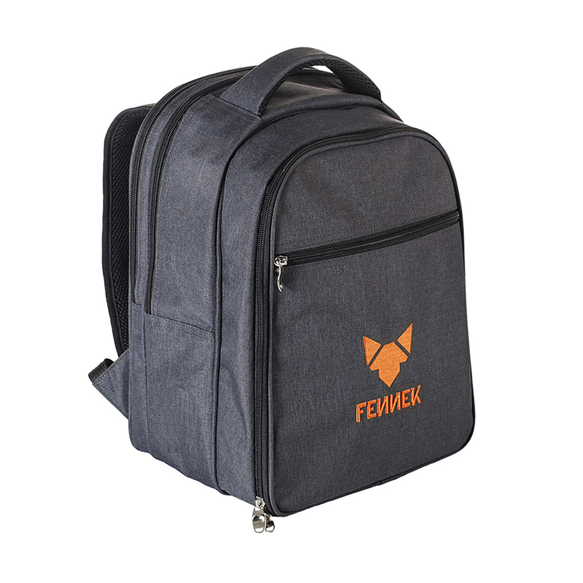 Freisteller eines dunkelgrauen Rucksack mit einem gestickten FENNEK Logo auf der Front.