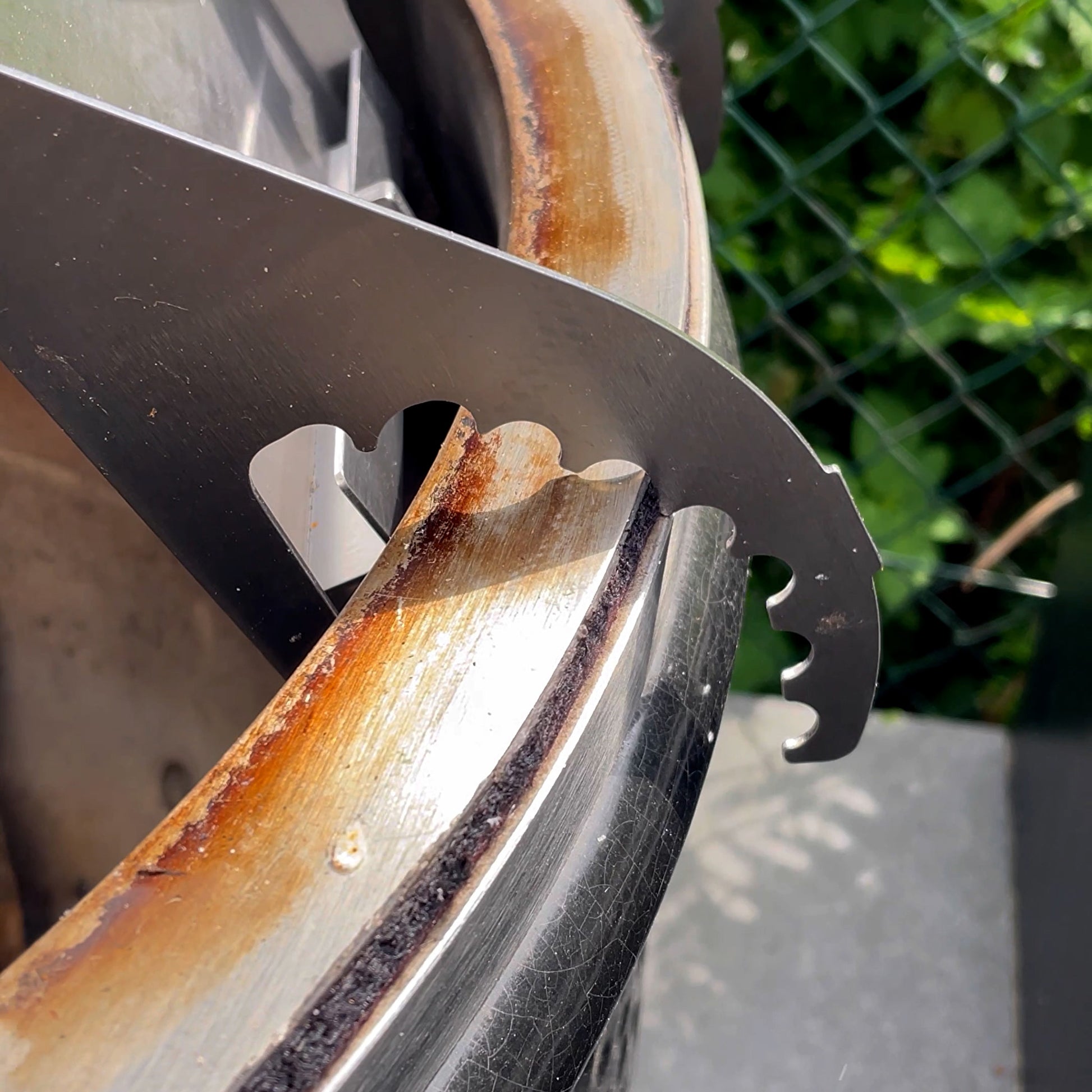 Flammlachsbrett aus Edelstahl Detailansicht montiert an einem Keramik Grill.