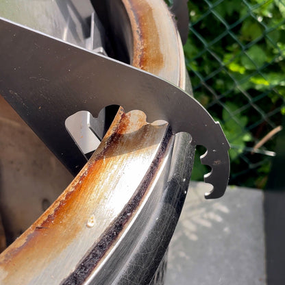 Flammlachsbrett aus Edelstahl Detailansicht montiert an einem Keramik Grill.