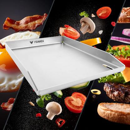 Die FENNEK Plancha 30 x 40 cm als Freisteller vor einer Collage mit Spiegelei, Bacon, frischem Grillgemüse und einem Burger.