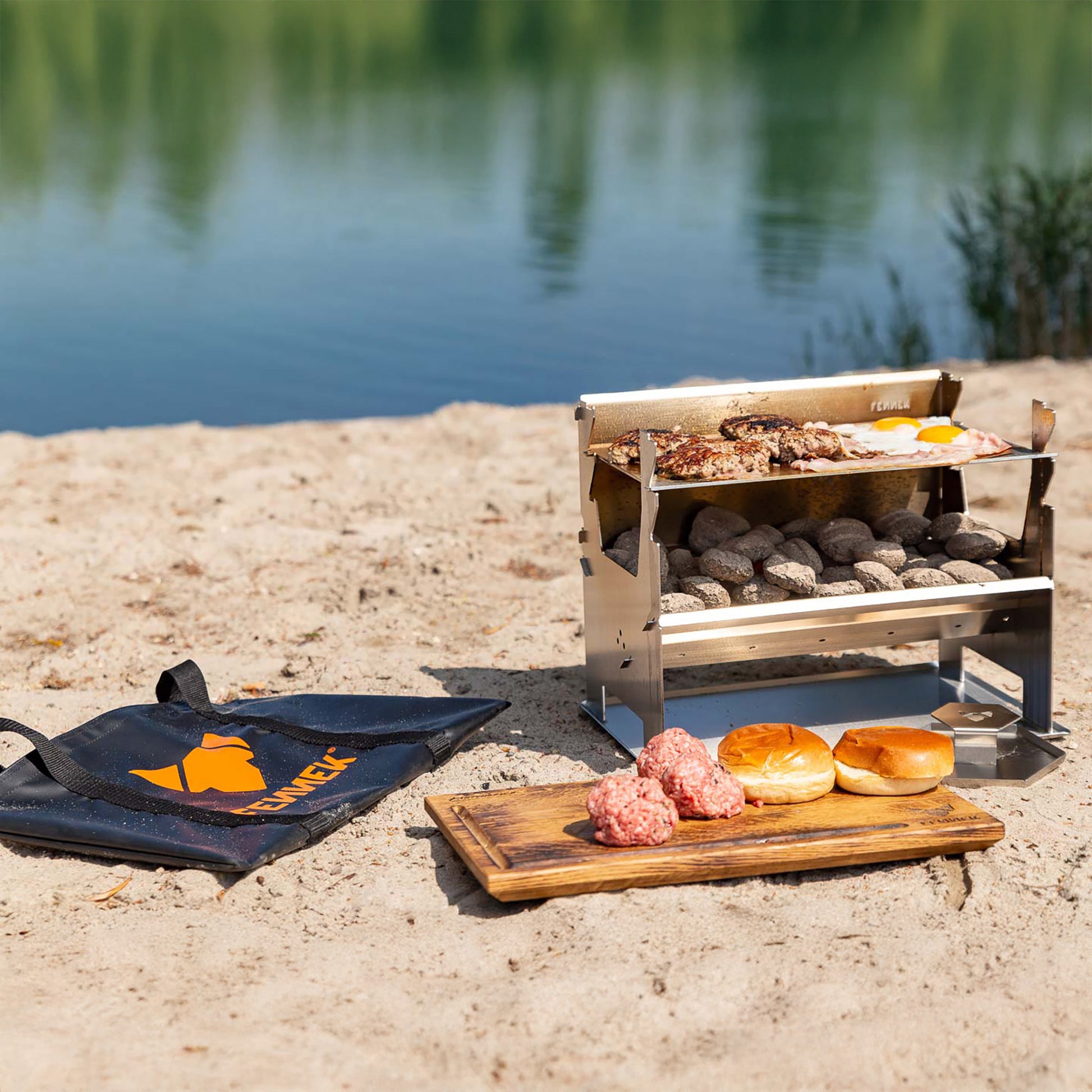 FENNEK 2.0 Holzkohlegrill mit Bodenblech und Klettverschlusstasche am Strand 
