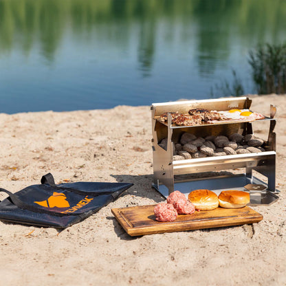 FENNEK 2.0 Holzkohlegrill mit Bodenblech und Klettverschlusstasche am Strand 