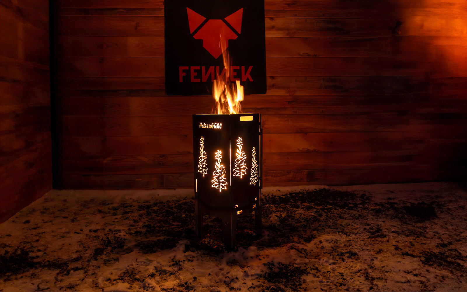FENNEK Feuersäule Hatzenbühl Edition in Aktion mit schönem loderndem Feuer, das die auf der Feuersäule ausgelaserten Tabakpflanzen von Hatzenbühl erstrahlen lässt.