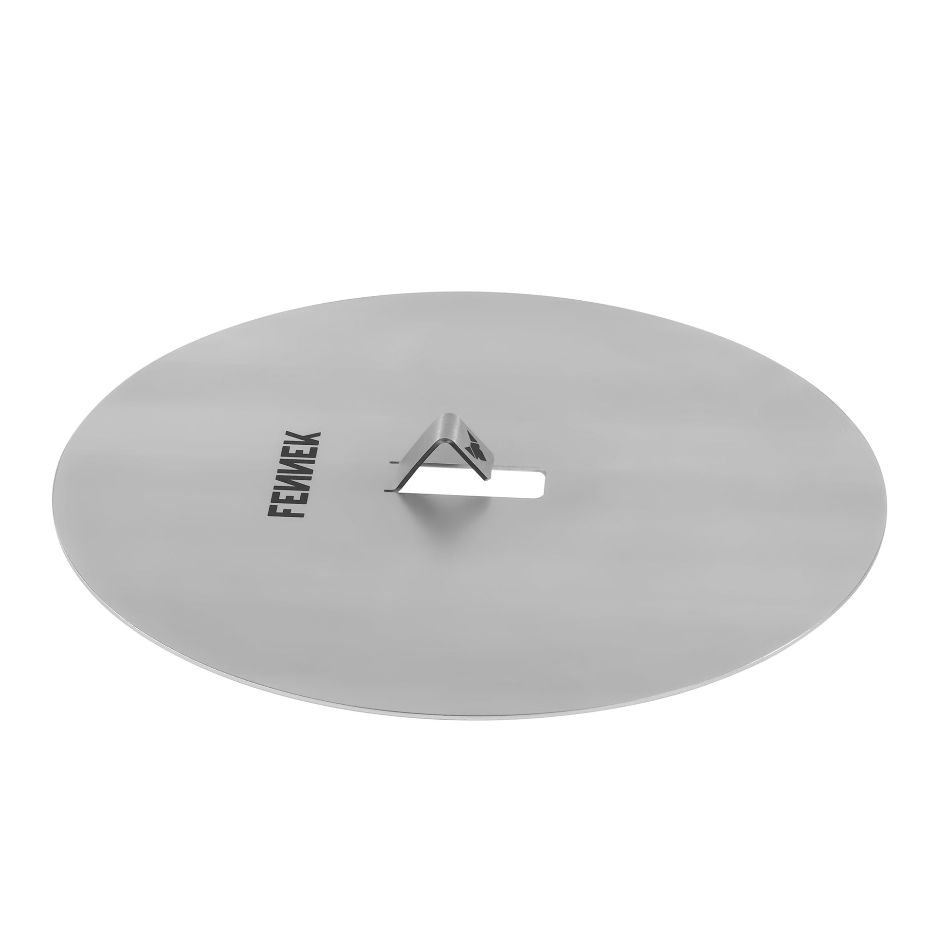 Seitlich fotografierter Freisteller der FENNEK Blind Bake Edelstahlplatte. Mittig hat der Teigbeschwerer einen kleinen Griff mit graviertem FENNEK Logo, welcher eine kinderleichte Handhabung ermöglicht. Natürlich Made in Germany.