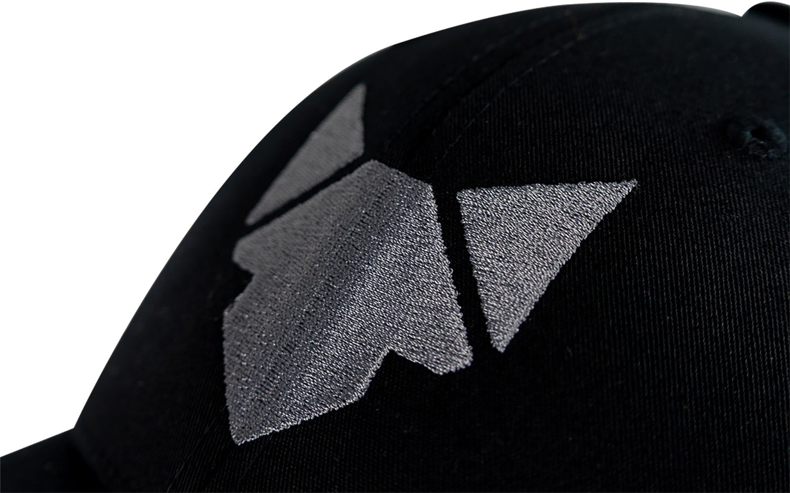 Detailaufnahme der Basecap mit aufgesticktem FENNEK  Logo in grau.