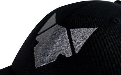 Detailaufnahme der Basecap mit aufgesticktem FENNEK  Logo in grau.