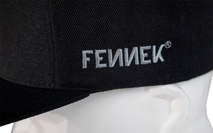 Detailaufnahme vom aufgestickten FENNEK Schriftzug.