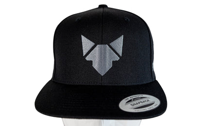 Freisteller der FENNEK Snapback mit aufgestickten FENNEK Logo und einem Snapback Sticker.