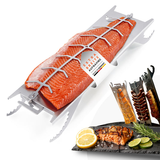 Titelbild des FENNEK Flammlachshalter für breite Feuerschalen und Feuertonnen. Rechts unten im Bild sieht man ein lecker gegrilltes STück Lachs, garniert mit Zitronen- und Limetten-SCheiben. Auf dem Lachshalter ist ein Stück saftiger, ungekochter Lachs. 