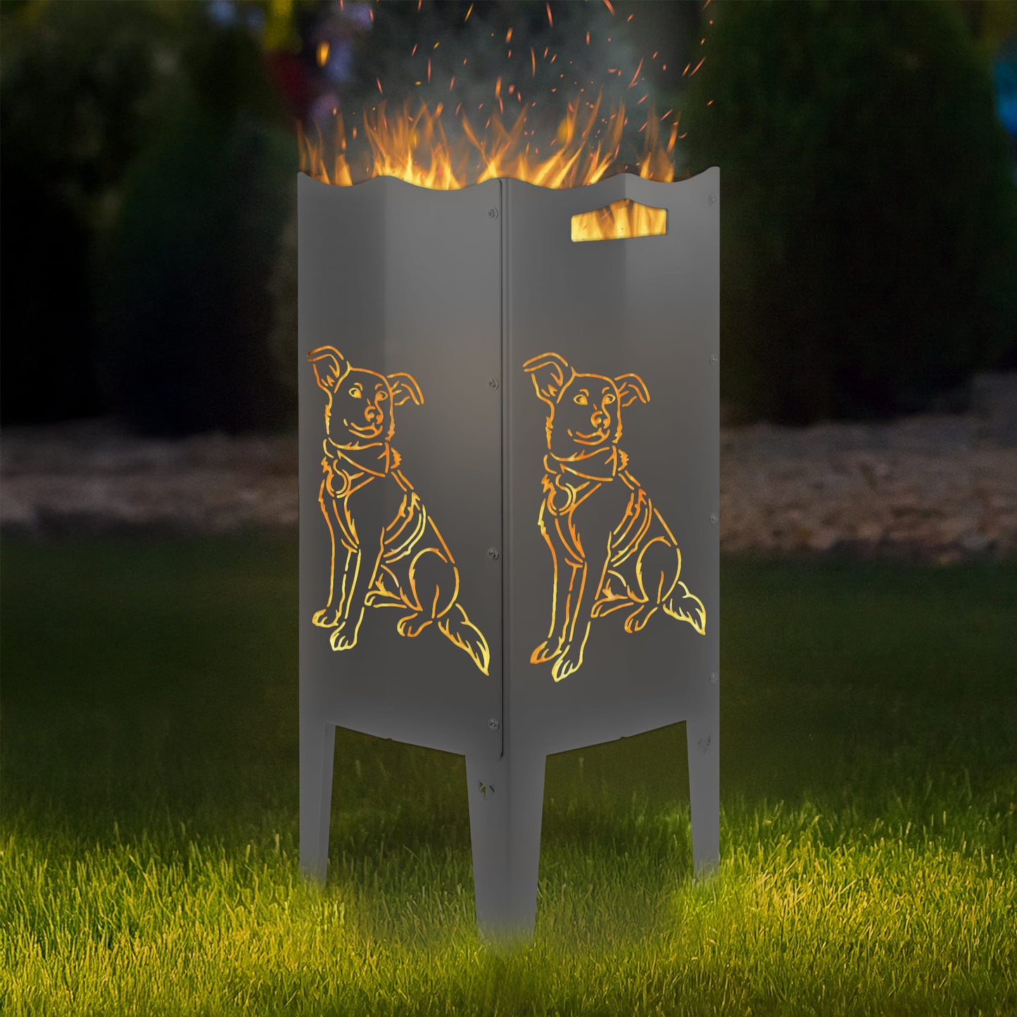 Szenebild zeigt die FENNEK Feuersäule mit einem Hund. Einfach eigenes Bild hochladen und eigenes Motiv auf der Feuersäule haben.