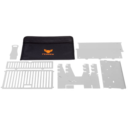 Schwarze Nylon-Tasche mit FENNEK Logo-Aufdruck in orange und daneben und davor Einzelteile aus Edelstahl für einen zusammensteckbaren Holzkohlegrill.
