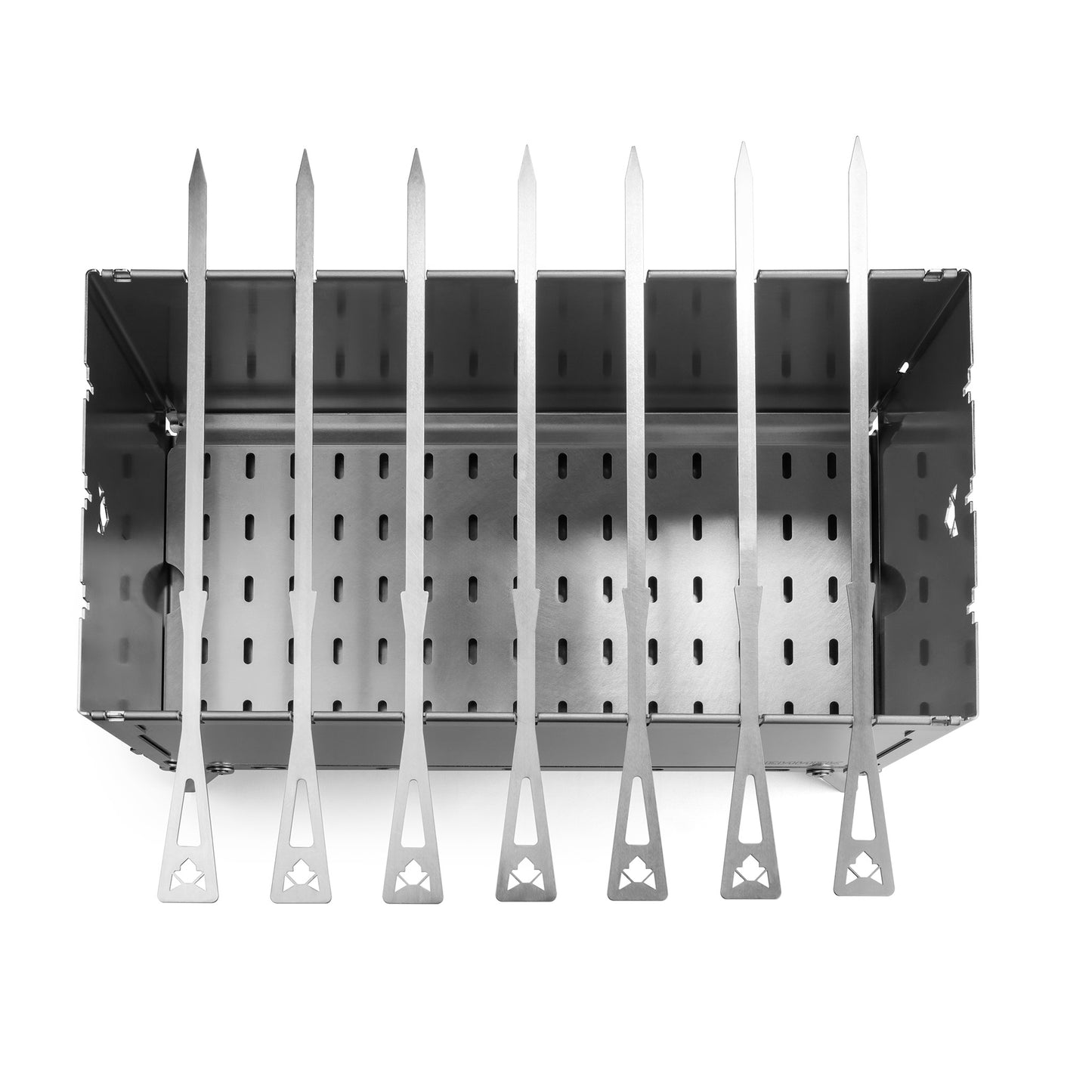 FENNEK Mangal Schaschlikgrill aus Edelstahl in der Draufsicht mit 7 parallel aufgelegten Grillspießen vor weißem Hintergrund