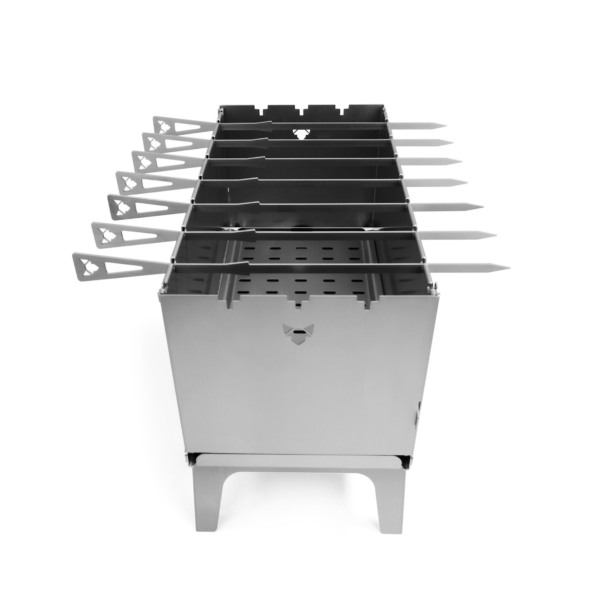 FENNEK Mangal Schaschlikgrill aus Edelstahl in der Seitenansicht mit 7 aufgelegten Grillspießen vor weißem Hintergrund
