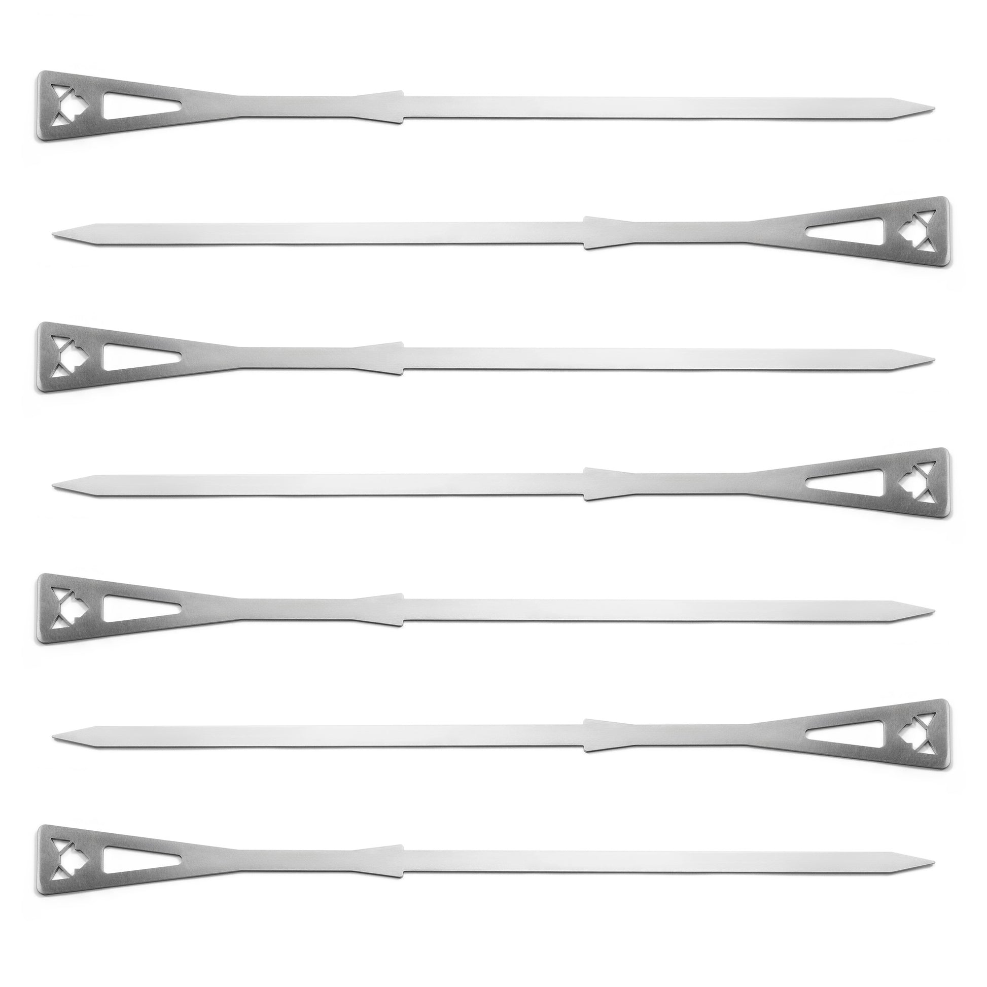 7 FENNEK Mangal Schaschlikspieße aus Edelstahl, abwechselnd horizontal angeordnet vor weißem Hintergrund