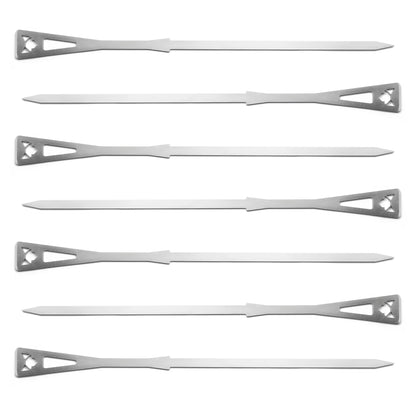 7 FENNEK Mangal Schaschlikspieße aus Edelstahl, abwechselnd horizontal angeordnet vor weißem Hintergrund