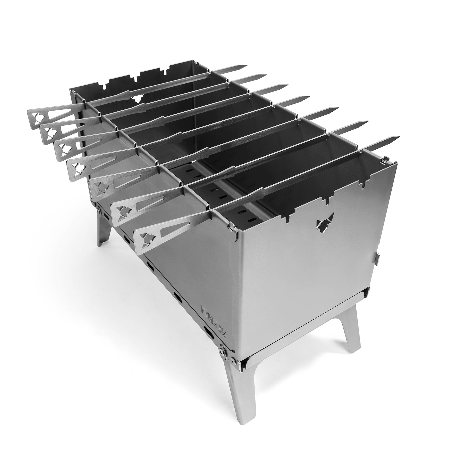 FENNEK Mangal Schaschlikgrill aus Edelstahl in der Schrägansicht von oben mit 7 aufgelegten Grillspießen vor weißem Hintergrund