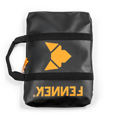 Schwarze FENNEK Tragetasche für den Mangalgrill mit orangefarbenem Logo und Schriftzug vor weißem Hintergrund