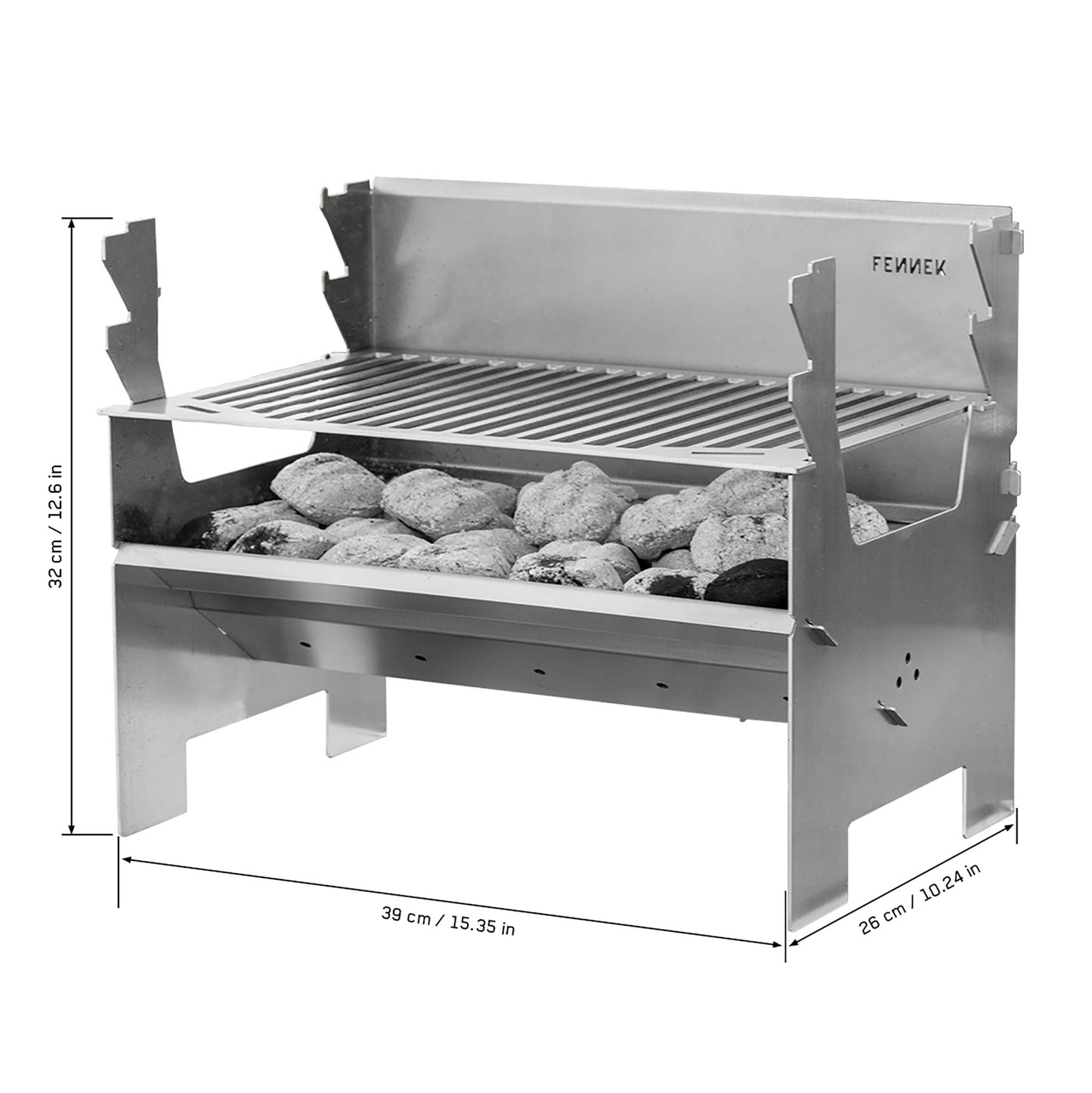 Fennek Holzkohlegrill 2.0 aus Edelstahl aufgebaut und mit brennender Kohle darin vor weißem Hintergrund und mit eingezeichneten Maßangaben.
